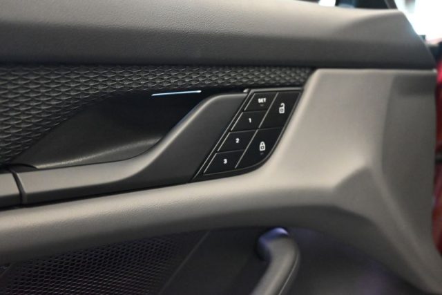 PORSCHE Taycan usata 127