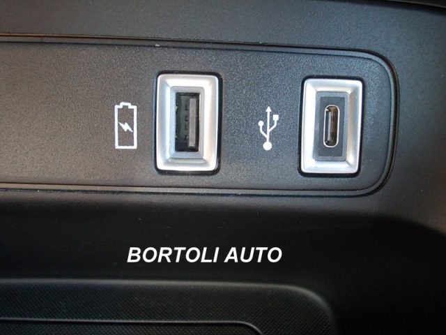 JEEP Avenger usata, con USB