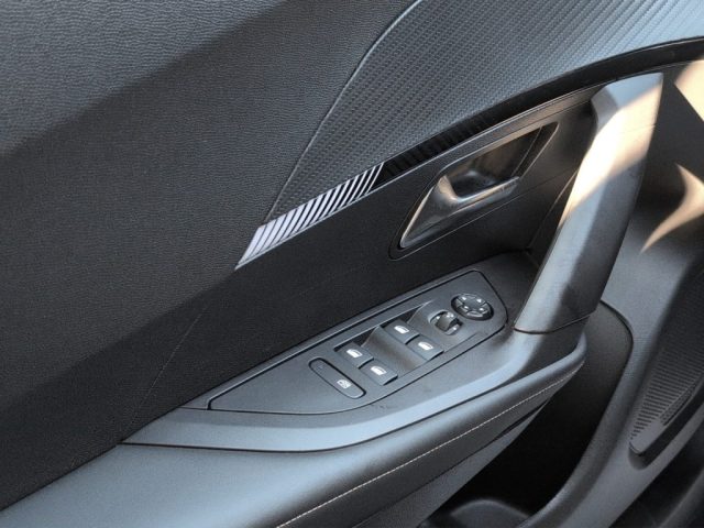 PEUGEOT 2008 usata, con Autoradio digitale