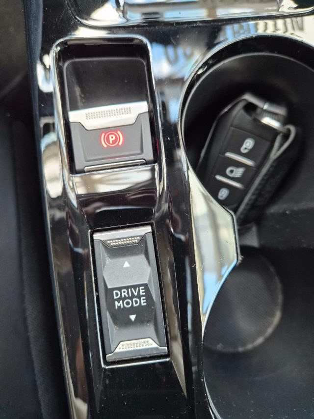 PEUGEOT 2008 usata, con Sistema di navigazione
