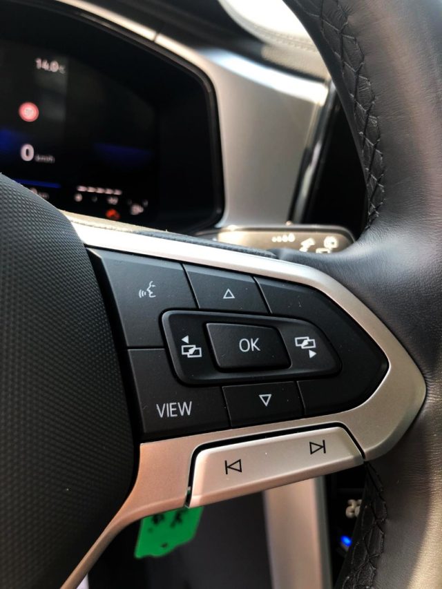 VOLKSWAGEN T-Roc usata, con USB