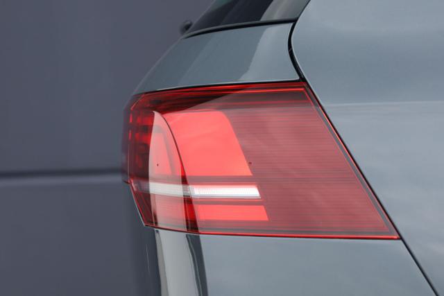 VOLKSWAGEN Golf usata, con Airbag testa