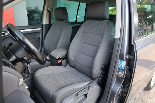 VOLKSWAGEN Touran usata, con Autoradio