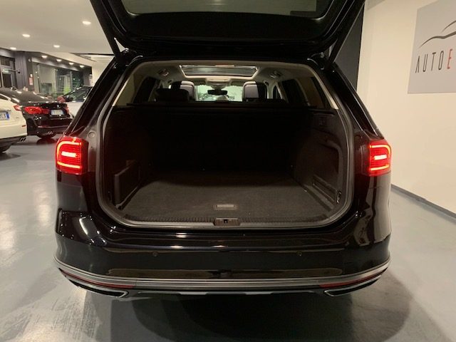 VOLKSWAGEN Passat usata, con Portellone posteriore elettrico