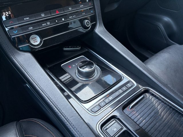 JAGUAR F-Pace usata, con Boardcomputer