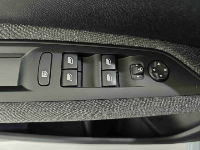 PEUGEOT 3008 usata, con Sensori di parcheggio posteriori