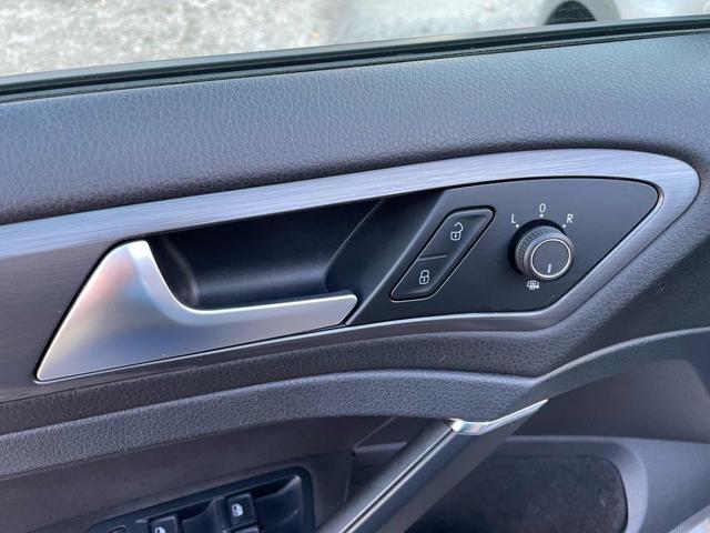 VOLKSWAGEN Golf Variant usata, con Volante in pelle