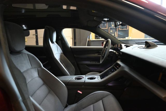 PORSCHE Taycan usata 36