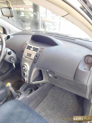 TOYOTA Yaris usata 12