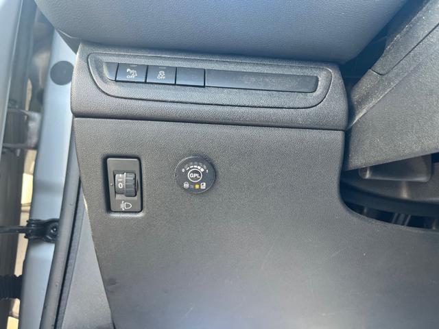 PEUGEOT 208 usata, con Autoradio