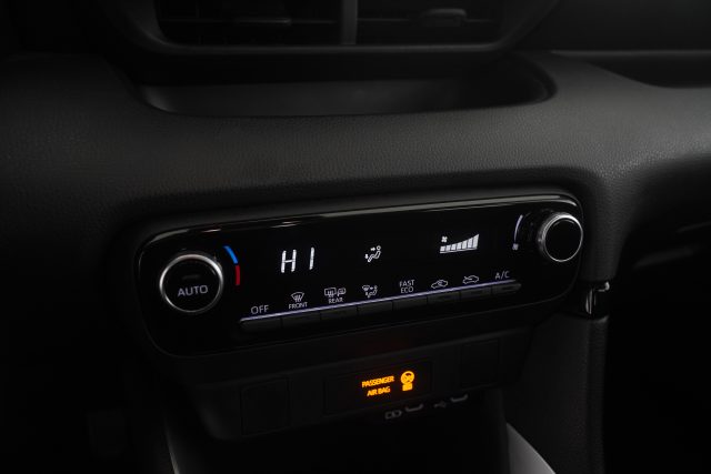 TOYOTA Yaris usata 8