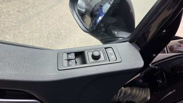 VOLKSWAGEN Caravelle usata, con Fari LED