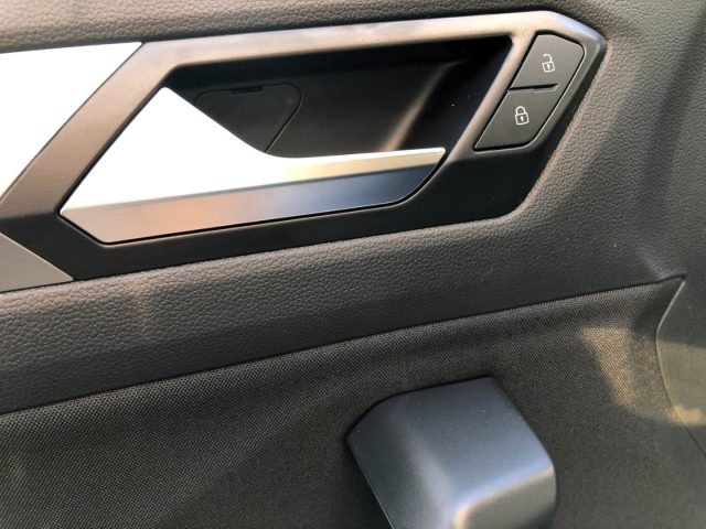 VOLKSWAGEN T-Roc usata, con Sedile posteriore sdoppiato
