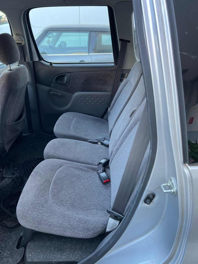 TOYOTA Yaris usata 12