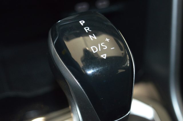 VOLKSWAGEN T-Roc usata, con Leve al volante