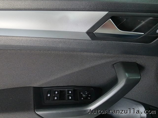 VOLKSWAGEN T-Roc usata, con MP3