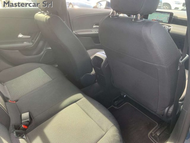 MERCEDES-BENZ CLA 180 usata, con Sedile posteriore sdoppiato