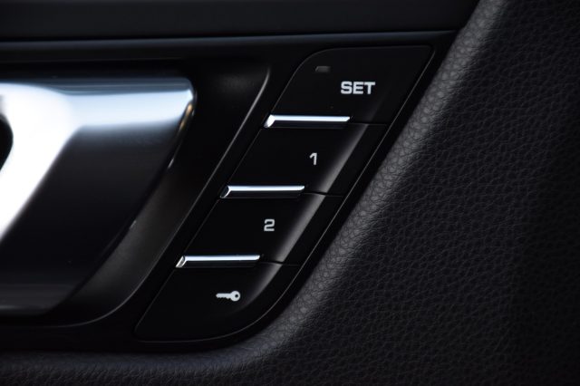 PORSCHE Macan usata, con Park Distance Control
