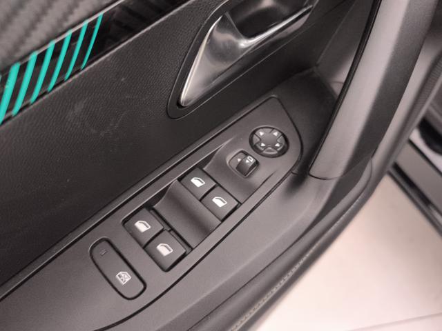 PEUGEOT 2008 usata, con Leve al volante