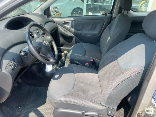TOYOTA Yaris usata 11