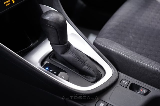 TOYOTA Yaris usata, con Autoradio digitale