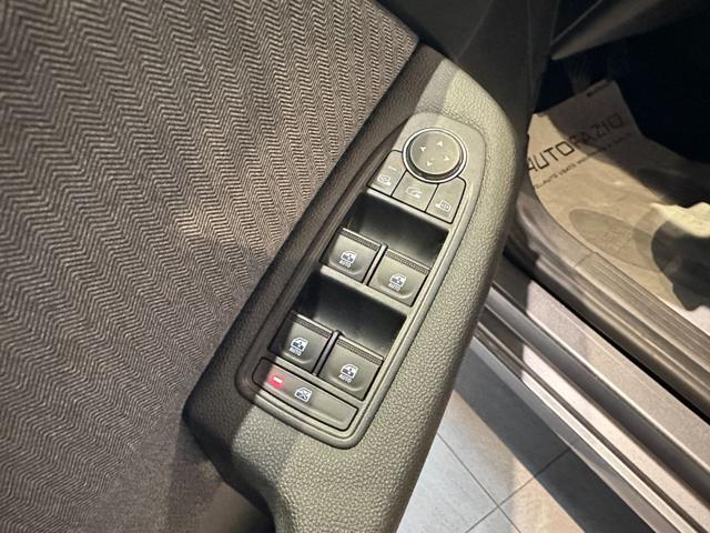 RENAULT Clio usata, con Leve al volante