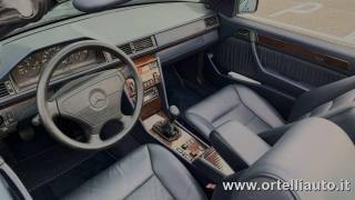 MERCEDES-BENZ E 200 usata 15