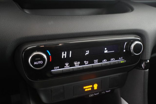 TOYOTA Yaris usata 8