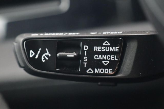 PORSCHE Taycan usata, con Park Distance Control