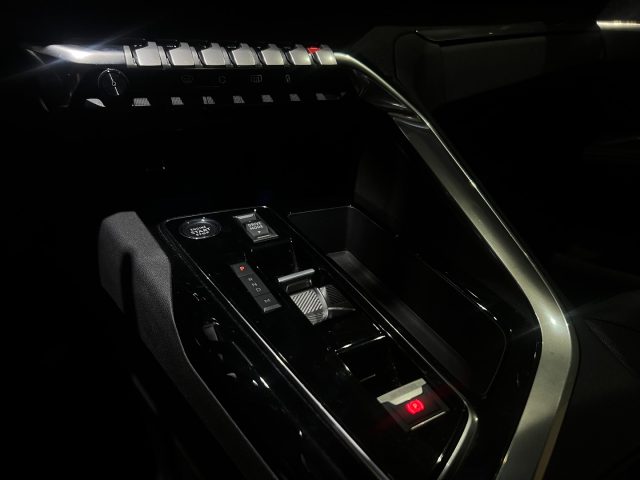 PEUGEOT 5008 usata, con Touch screen