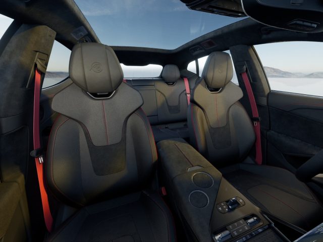 LOTUS Eletre usata, con Sistema di navigazione