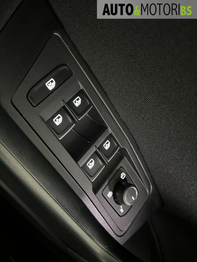 VOLKSWAGEN T-Roc usata, con USB