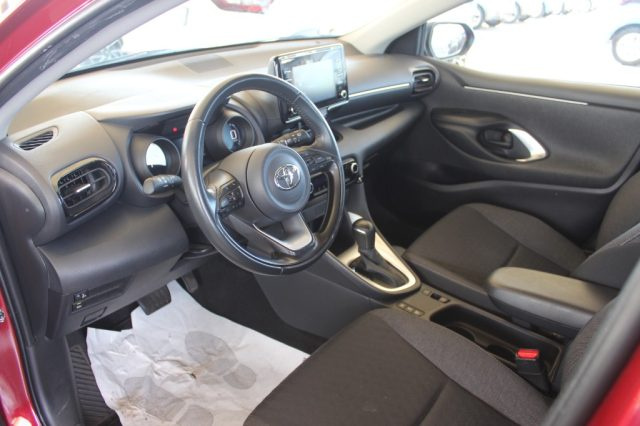 TOYOTA Yaris usata, con Fari LED