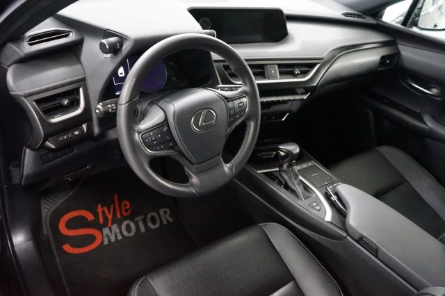 LEXUS UX 250h usata, con Cerchi in lega