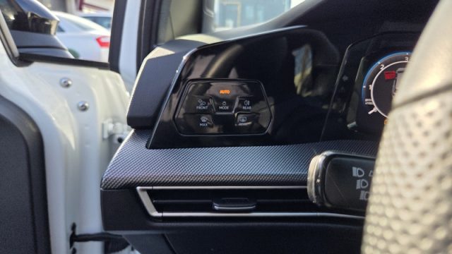 VOLKSWAGEN Golf usata, con USB