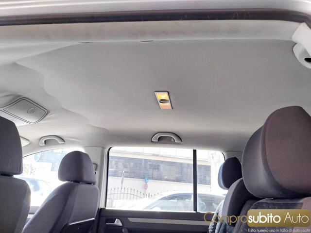 VOLKSWAGEN Touran usata, con Sedile posteriore sdoppiato