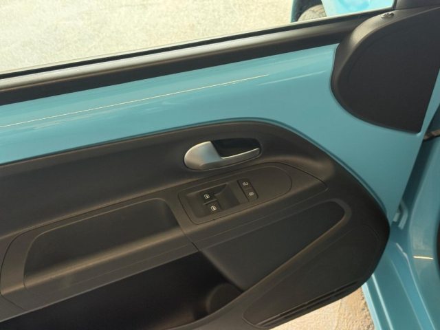 VOLKSWAGEN up! usata, con Autoradio