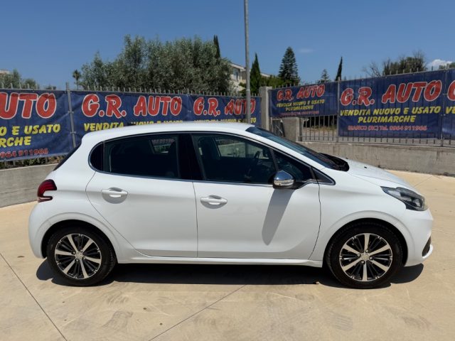 PEUGEOT 208 usata, con Autoradio