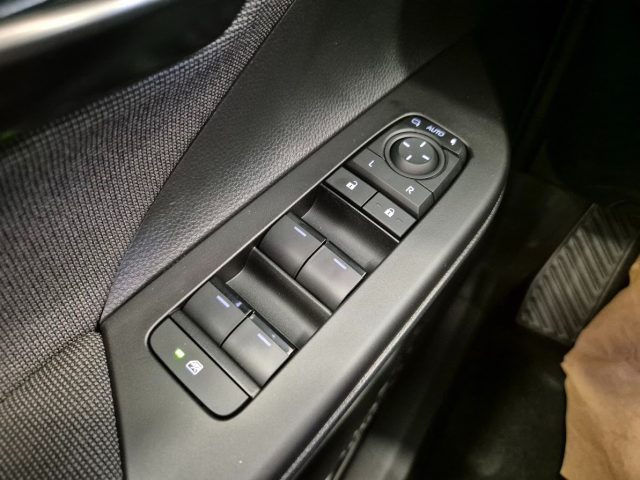 TOYOTA C-HR usata, con Isofix