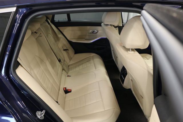 BMW 320 usata, con Fari LED