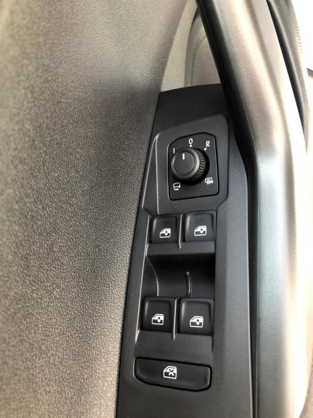 VOLKSWAGEN Taigo usata, con USB