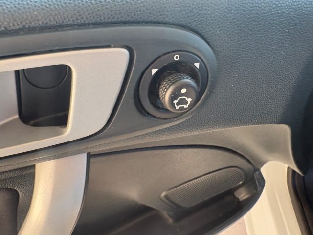 FORD Fiesta usata, con Specchietti laterali elettrici
