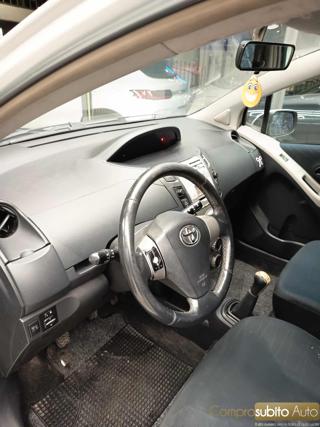 TOYOTA Yaris usata 16