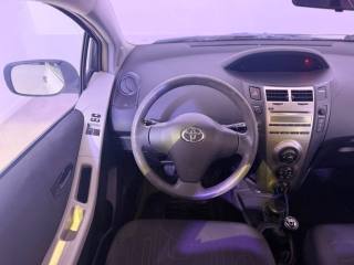 TOYOTA Yaris usata 11