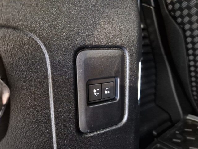 LAND ROVER Defender usata, con Park Distance Control