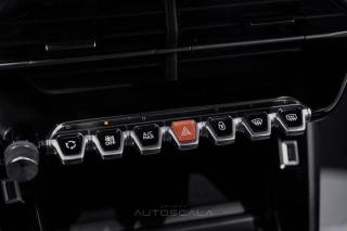 PEUGEOT 2008 usata, con Sistema di navigazione