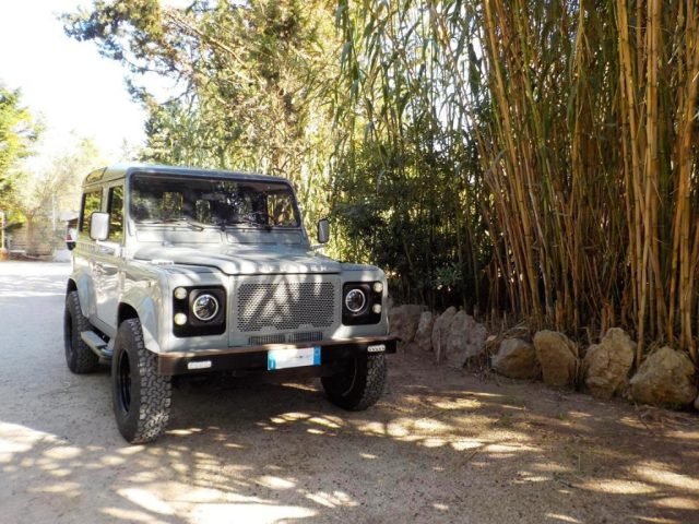 LAND ROVER Defender usata, con Gancio traino