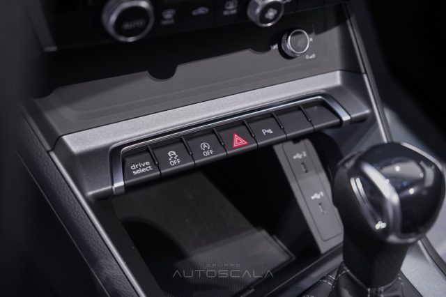 AUDI Q3 usata, con Sensori di parcheggio posteriori