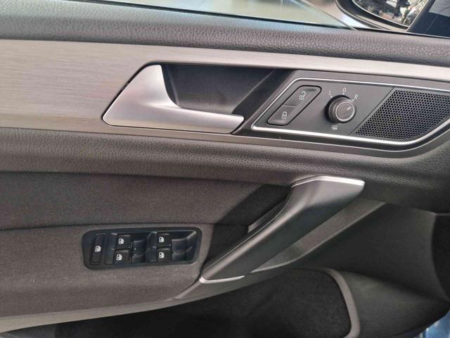 VOLKSWAGEN Golf Sportsvan usata, con Volante in pelle