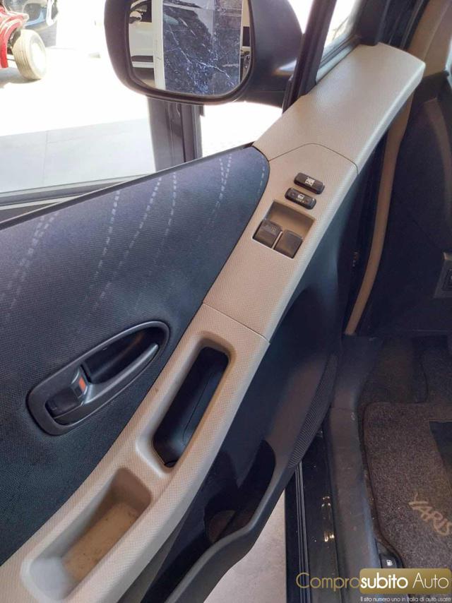 TOYOTA Yaris usata 16